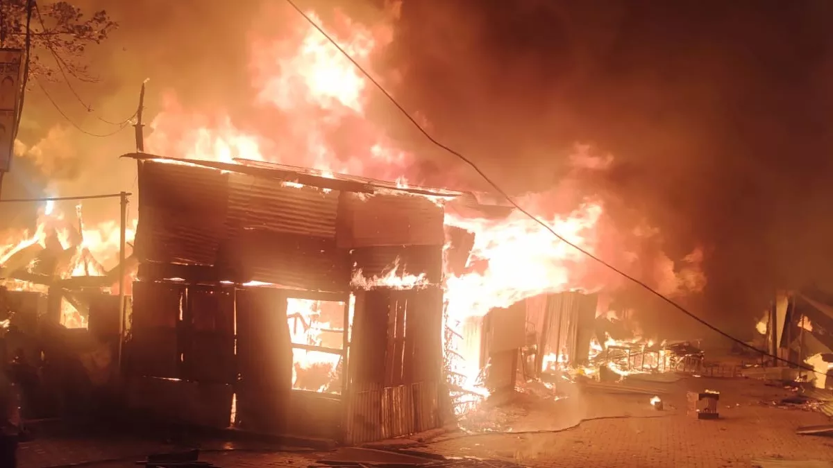 काठ बाजार में लगी आग