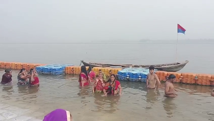 प्रयागराज में बसंत पंचमी पर लोगों ने किया स्नान
