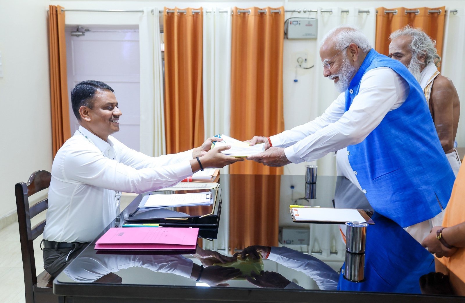 प्रधानमंत्री नरेंद्र मोदी ने वाराणसी में किया नामांकन